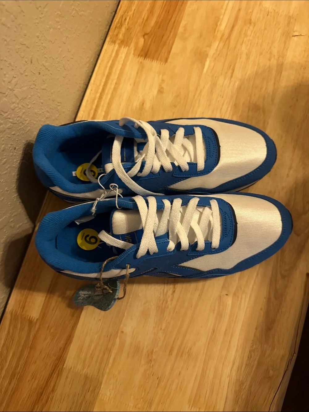 Reebok White and Blue women’s Low-Top Sneakers